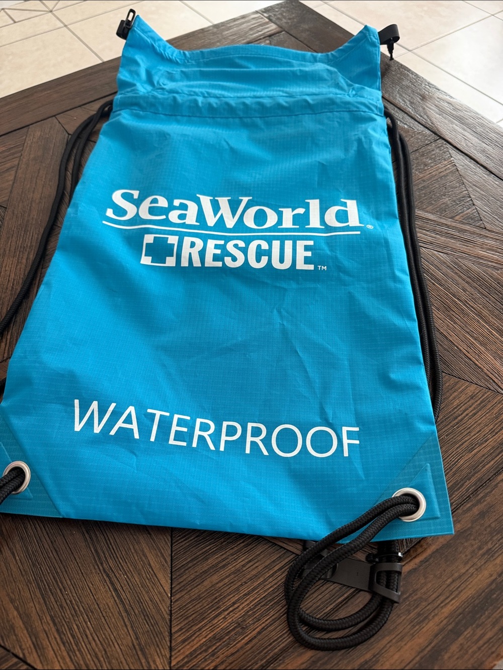 SeaWorld Rescue Waterproof Large Drawstring Bag Gecko Brands Aqua Blue